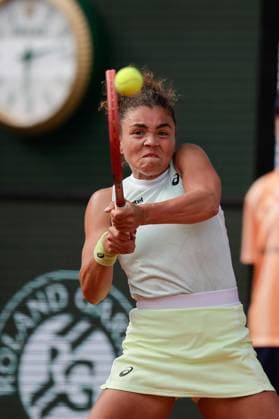 06 06 2024, Tennis, French Open 2024 Roland Garros, FRA, Paris, Women™s Singles SEMIFINALS Jasmine Paolini ITA Mirra Andreeva picture from left , Jasmine Paolini ITA plays a backhand Copyright: HMBxMedia AntonioxBorga