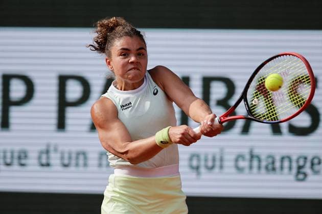 06 06 2024, Tennis, French Open 2024 Roland Garros, FRA, Paris, Women™s Singles SEMIFINALS Jasmine Paolini ITA Mirra Andreeva picture from left , Jasmine Paolini ITA plays a backhand Copyright: HMBxMedia AntonioxBorga