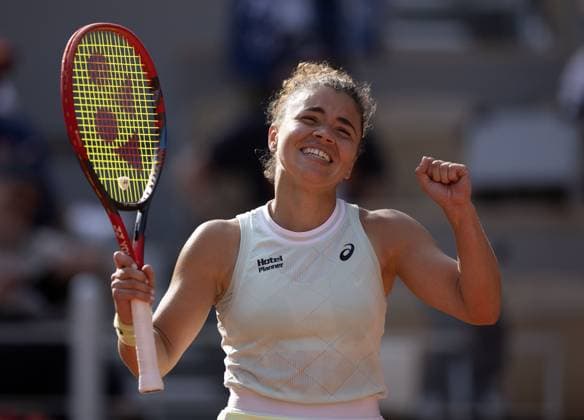 Jasmine Paolini of Italy celebrates French Open Tennis, Day 12, Tennis, Roland Garros, Paris, France - 06 June 2024  Copyright: xEllaxLing Shutterstockx 14521938e