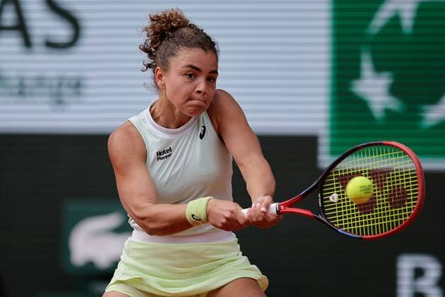 06 06 2024, Tennis, French Open 2024 Roland Garros, FRA, Paris, Women™s Singles SEMIFINALS Jasmine Paolini ITA Mirra Andreeva picture from left , Jasmine Paolini ITA plays a backhand Copyright: HMBxMedia AntonioxBorga