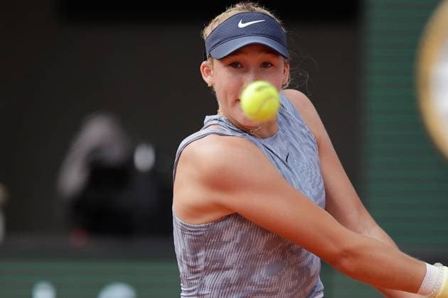 06 06 2024, Tennis, French Open 2024 Roland Garros, FRA, Paris, Women™s Singles SEMIFINALS Jasmine Paolini ITA Mirra Andreeva picture from left, Mirra Andreeva focuses on the ball Copyright: HMBxMedia AntonioxBorga
