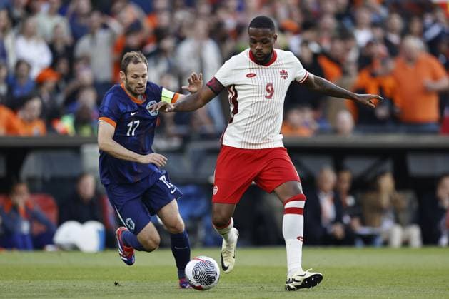 ROTTERDAM - (l-r) Daley Blind of Holland, Cyle Larin of Canada during the friendly Interland match between the Netherlands and Canada at Feyenoord Stadium de Kuip on June 6, 2024 in Rotterdam, Netherlands. ANP MAURICE VAN STEEN International Friendly, Länderspiel, Nationalmannschaft 2024 xVIxANPxSportx xxANPxIVx 500459826 originalFilename: 500459826.jpg
