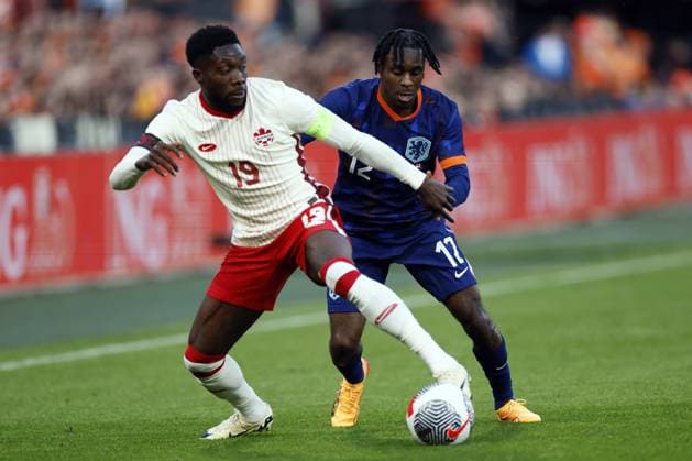 Sport Bilder des Tages ROTTERDAM - (l-r) Alphonso Davies of Canada, Jeremie Frimpong of Holland during the friendly Interland match between the Netherlands and Canada at Feyenoord Stadium de Kuip on June 6, 2024 in Rotterdam, Netherlands. ANP KOEN VAN WEEL International Friendly, Länderspiel, Nationalmannschaft 2024 xVIxANPxSportx xxANPxIVx 500459941 originalFilename: 500459941.jpg