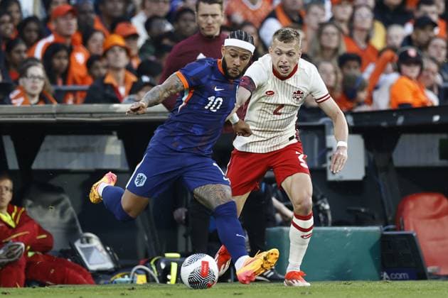 ROTTERDAM - (l-r) Memphis Depay of Holland, Alistair Johnston of Canada during the friendly Interland match between the Netherlands and Canada at Feyenoord Stadium de Kuip on June 6, 2024 in Rotterdam, Netherlands. ANP MAURICE VAN STEEN International Friendly, Länderspiel, Nationalmannschaft 2024 xVIxANPxSportx xxANPxIVx 500460522 originalFilename: 500460522.jpg