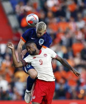 ROTTERDAM - (l-r) Matthijs De Ligt of Holland, Cyle Larin of Canada during the friendly Interland match between the Netherlands and Canada at Feyenoord Stadium de Kuip on June 6, 2024 in Rotterdam, Netherlands. ANP KOEN VAN WEEL International Friendly, Länderspiel, Nationalmannschaft 2024 xVIxANPxSportx xxANPxIVx 500460531 originalFilename: 500460531.jpg