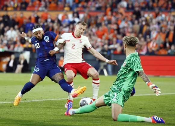 ROTTERDAM - (l-r) Memphis Depay of Holland, Alistair Johnston of Canada, Canada goalkeeper Dayne St. Clair during the friendly Interland match between the Netherlands and Canada at Feyenoord Stadium de Kuip on June 6, 2024 in Rotterdam, Netherlands. ANP KOEN VAN WEEL International Friendly, Länderspiel, Nationalmannschaft 2024 xVIxANPxSportx xxANPxIVx 500460663 originalFilename: 500460663.jpg