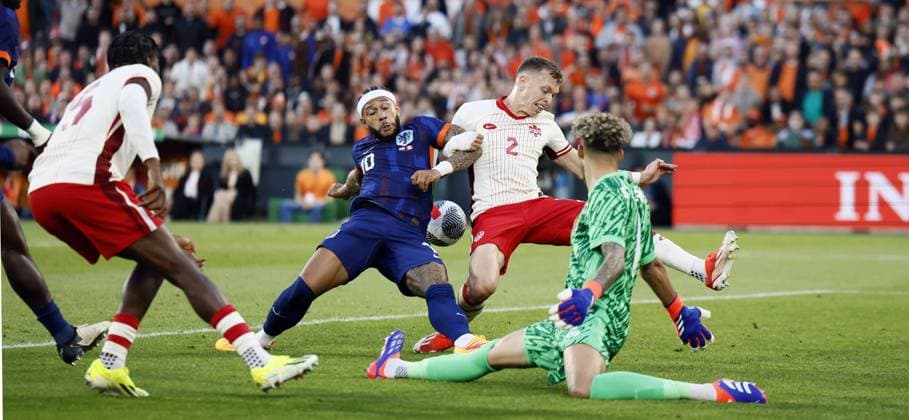 ROTTERDAM - (l-r) Memphis Depay of Holland, Alistair Johnston of Canada, Canada goalkeeper Dayne St. Clair during the friendly Interland match between the Netherlands and Canada at Feyenoord Stadium de Kuip on June 6, 2024 in Rotterdam, Netherlands. ANP KOEN VAN WEEL International Friendly, Länderspiel, Nationalmannschaft 2024 xVIxANPxSportx xxANPxIVx 500460705 originalFilename: 500460705.jpg