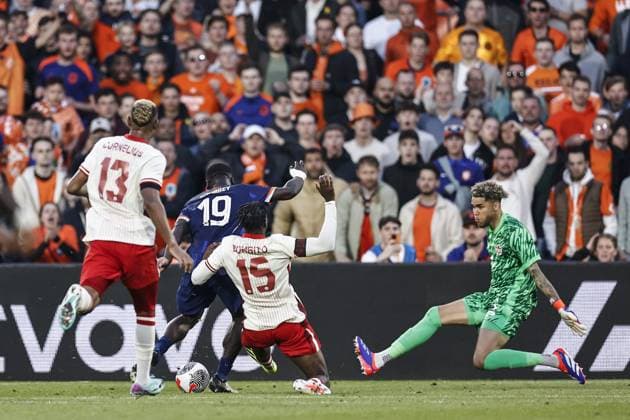 ROTTERDAM - (l-r) Derek Cornelius of Canada, Brian Brobbey of Holland, Moise Lumpungu of Canada, Canada goalkeeper Dayne St. Clair during the friendly Interland match between the Netherlands and Canada at Feyenoord Stadium de Kuip on June 6, 2024 in Rotterdam, Netherlands. ANP MAURICE VAN STEEN International Friendly, Länderspiel, Nationalmannschaft 2024 xVIxANPxSportx xxANPxIVx 500462188 originalFilename: 500462188.jpg