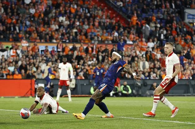 ROTTERDAM - (l-r) Derek Cornelius of Canada, Memphis Depay of Holland scores the 1-0, Alistair Johnston of Canada during the friendly Interland match between the Netherlands and Canada at Feyenoord Stadium de Kuip on June 6, 2024 in Rotterdam, Netherlands. ANP MAURICE VAN STEEN International Friendly, Länderspiel, Nationalmannschaft 2024 xVIxANPxSportx xxANPxIVx 500462474 originalFilename: 500462474.jpg