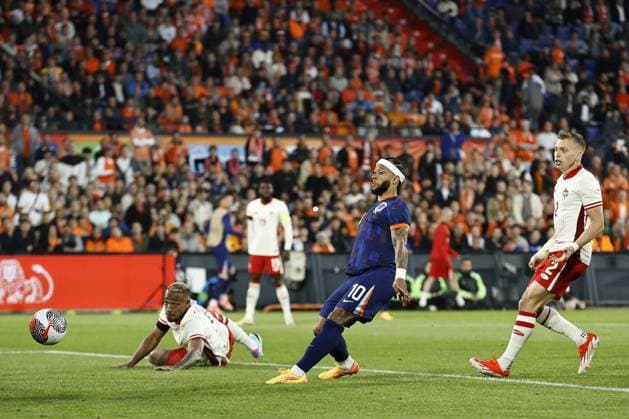 ROTTERDAM - (l-r) Derek Cornelius of Canada, Memphis Depay of Holland scores the 1-0, Alistair Johnston of Canada during the friendly Interland match between the Netherlands and Canada at Feyenoord Stadium de Kuip on June 6, 2024 in Rotterdam, Netherlands. ANP MAURICE VAN STEEN International Friendly, Länderspiel, Nationalmannschaft 2024 xVIxANPxSportx xxANPxIVx 500462566 originalFilename: 500462566.jpg