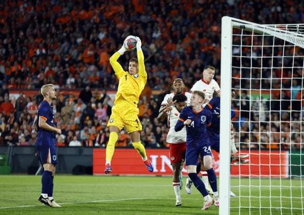 ROTTERDAM - Holland goalkeeper Bart Verbruggen during the friendly Interland match between the Netherlands and Canada in Feyenoord Stadium de Kuip on June 6, 2024 in Rotterdam, Netherlands. ANP KOEN VAN WEEL International Friendly, Länderspiel, Nationalmannschaft 2024 xVIxANPxSportx xxANPxIVx 500462648 originalFilename: 500462648.jpg