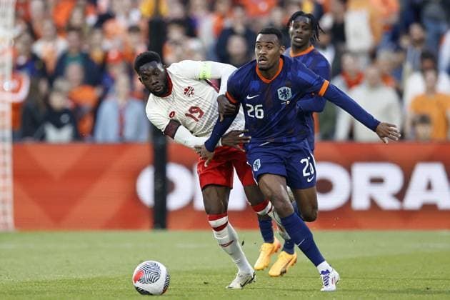 ROTTERDAM - (l-r) Alphonso Davies of Canada, Ryan Gravenberch of Holland during the friendly Interland match between the Netherlands and Canada at Feyenoord Stadium de Kuip on June 6, 2024 in Rotterdam, Netherlands. ANP MAURICE VAN STEEN International Friendly, Länderspiel, Nationalmannschaft 2024 xVIxANPxSportx xxANPxIVx 500467889 originalFilename: 500467889.jpg