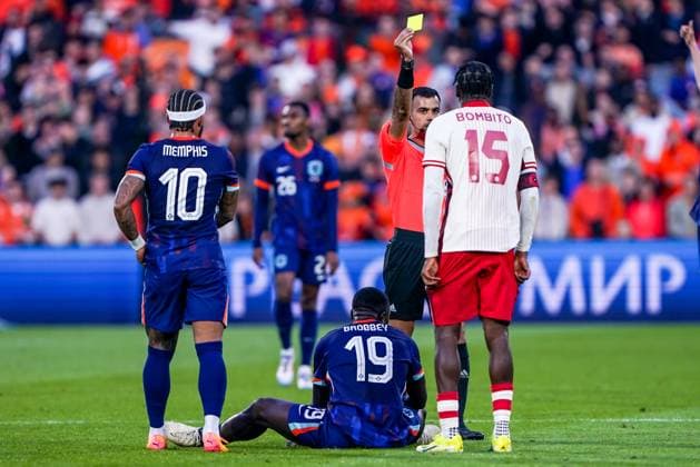 2024-06-06 Netherlands v Canada - Friendly International ROTTERDAM, NETHERLANDS - JUNE 6: Moise Bombito of Canada receives a yellow card by Referee Rohit Saggi for a foul on Brian Brobbey of Netherlands during the Friendly international match, Länderspiel, Nationalmannschaft between Netherlands and Canada at Stadion Feijenoord de Kuip on June 6, 2024 in Rotterdam, Netherlands. (Photo by Andre Weening BSR Agency) Rotterdam Netherlands Content not available for redistribution in The Netherlands directly or indirectly through any third parties. Copyright: xBSRxAgencyx