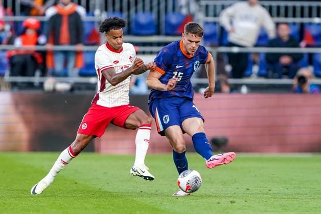 2024-06-06 Netherlands v Canada - Friendly International ROTTERDAM, NETHERLANDS - JUNE 6: Micky van de Ven of Netherlands battles for the ball with Tajon Buchanan of Canada during the Friendly international match, Länderspiel, Nationalmannschaft between Netherlands and Canada at Stadion Feijenoord de Kuip on June 6, 2024 in Rotterdam, Netherlands. (Photo by Andre Weening BSR Agency) Rotterdam Netherlands Content not available for redistribution in The Netherlands directly or indirectly through any third parties. Copyright: xBSRxAgencyx