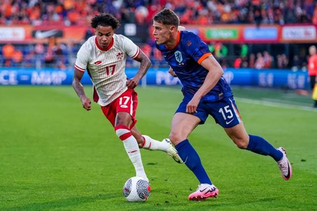 2024-06-06 Netherlands v Canada - Friendly International ROTTERDAM, NETHERLANDS - JUNE 6: Micky van de Ven of Netherlands is challenged by Tajon Buchanan of Canada during the Friendly international match, Länderspiel, Nationalmannschaft between Netherlands and Canada at Stadion Feijenoord de Kuip on June 6, 2024 in Rotterdam, Netherlands. (Photo by Andre Weening BSR Agency) Rotterdam Netherlands Content not available for redistribution in The Netherlands directly or indirectly through any third parties. Copyright: xBSRxAgencyx