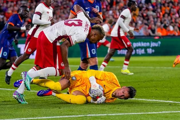 2024-06-06 Netherlands v Canada - Friendly International ROTTERDAM, NETHERLANDS - JUNE 6: goalkeeper Bart Verbruggen of Netherlands makes a save during the Friendly international match, Länderspiel, Nationalmannschaft between Netherlands and Canada at Stadion Feijenoord de Kuip on June 6, 2024 in Rotterdam, Netherlands. (Photo by Andre Weening BSR Agency) Rotterdam Netherlands Content not available for redistribution in The Netherlands directly or indirectly through any third parties. Copyright: xBSRxAgencyx