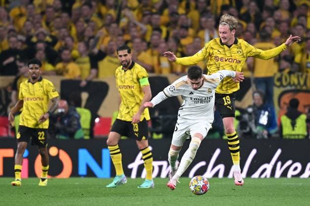 London, Wembley Stadium, 01 06 24, GER, Men, UEFA Champions League, Final, Season 2023 2024, Borussia Dortmund Real Madrid Picture from left in duel FEDE VALVERDE Real Madrid and Julian BRANDT Dortmund Only for editorial use UEFA regulations prohibit any use of photographs as image sequences and or quasi video England Great Britain