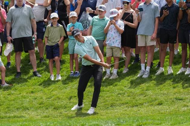 DUBLIN, OH - JUNE 06: Ludvig Aberg plays his shot from the rough of hole nine during the first round of the Memorial Tournament presented by Workday on June 6, 2024 at Muirfield Village Golf Club in Dublin, Ohio. (Photo by Jason Mowry Icon Sportswire) GOLF: JUN 06 PGA, Golf Herren the Memorial Tournament presented by Workday EDITORIAL USE ONLY Icon240606065