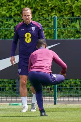 England Training England forward Harry Kane with fitness coach during the England Training session ahead of the friendly International vs Iceland at the Tottenham Hotspur Training Ground, Enfield, England, United Kingdom on 6 June 2024 Editorial use only. All images are copyright Every Second Media Limited. No images may be reproduced without prior permission. Copyright: xIMAGO EveryxSecondxMediax ESM-1028-0054
