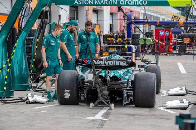 June 6, 2024, Montreal, Quebec, Canada: Aston Martin Aramco F1 Team working in pitlane and garage during Formula 1 Aws Grand Prix du Canada 2024, Montreal, Quebec, Canada, from Jun 6th to 9th - Rounfd 9 of 24 of 2024 F1 World Championship, WM, Weltmeisterschaft Montreal Canada - ZUMAm217 20240606_zsp_m217_117 Copyright: xAlessioxDexMarcox