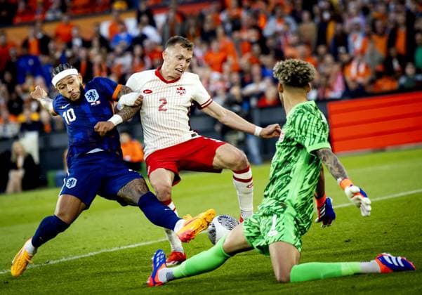 ROTTERDAM - (l-r) Memphis Depay of Holland, Alistair Johnston of Canada, Canada goalkeeper Dayne St. Clair during the friendly Interland match between the Netherlands and Canada at Feyenoord Stadium de Kuip on June 6, 2024 in Rotterdam, Netherlands. ANP KOEN VAN WEEL International Friendly, Länderspiel, Nationalmannschaft 2024 xVIxANPxSportx xxANPxIVx 500473215 originalFilename: 500473215.jpg