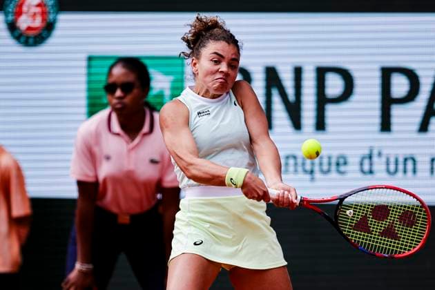 Jasmine Paolini of Italy plays a backhand against Mirra Andreeva during the Women™s Single Semi Finals of 2024 French Open Day 12 at Roland Garros on June 6, 2024 in Paris, France Photo by JustPictures Paris Roland Garros France Copyright: x x2024xEurasiaxSportxImagesx jp-en-EuSpIm-AB4_Roland_Garros_06Jun2024_PR445