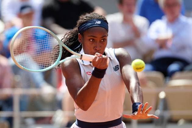 (240607) -- PARIS, June 7, 2024 -- Coco Gauff returns a shot during the women s singles semifinal match between Coco Gauff of the United States and Iga Swiatek of Poland at the French Open tennis tournament at Roland Garros in Paris, France, on June 6, 2024. ) (SP)FRANCE-PARIS-TENNIS-FRENCH OPEN-WOMEN S SINGLES MengxDingbo 