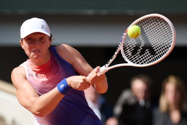 (240607) -- PARIS, June 7, 2024 -- Iga Swiatek returns a shot during the women s singles semifinal match between Coco Gauff of the United States and Iga Swiatek of Poland at the French Open tennis tournament at Roland Garros in Paris, France, on June 6, 2024. ) (SP)FRANCE-PARIS-TENNIS-FRENCH OPEN-WOMEN S SINGLES MengxDingbo 