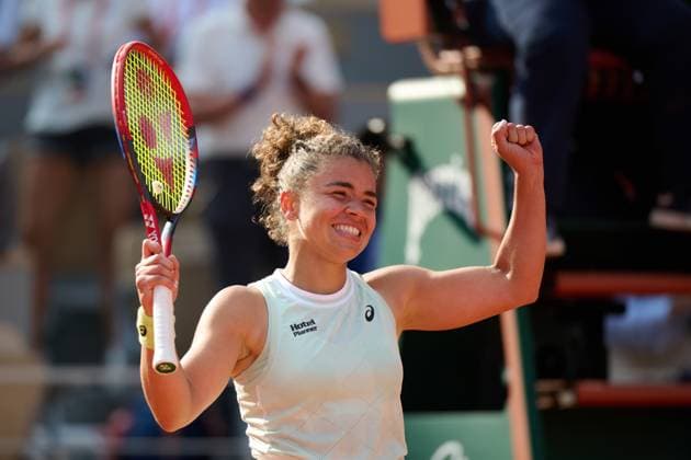 (240607) -- PARIS, June 7, 2024 -- Jasmine Paolini celebrates the victory after the women s singles semifinal match between Jasmine Paolini of Italy and Mirra Andreeva of Russia at the French tennis tournament at Roland Garros in Paris, France, on June 6, 2024. ) (SP)FRANCE-PARIS-TENNIS-FRENCH OPEN-WOMEN S SINGLES MengxDingbo 