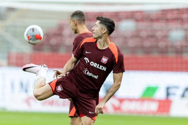Team Poland Before Friendly Match Against Ukraine Robert Lewandowski is training with team Poland before the friendly match against Ukraine in Warsaw, Poland, on June 06, 2024. Warsaw Poland  Copyright: xFotoxOlimpikx originalFilename:jastrzebowski-teampola240606_npP1n.jpg