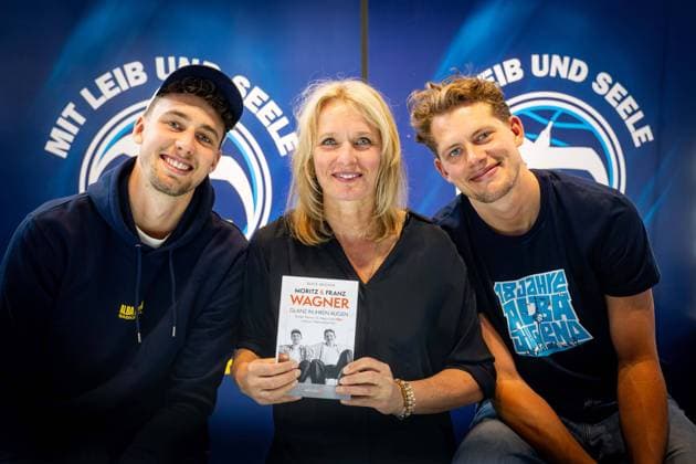Basketball Berlin 06 06 2024 Season 2023 2024 1 Bundesliga easyCredit BBL Playoffs Semi-final Game 5 Alba Berlin NINERS Chemnitz Autograph session Beate Wagner, the mother of Franz Wagner left and Moritz Wagner right She has written a book about her sons entitled Glanz in ihren Augen (Shine in their eyes)