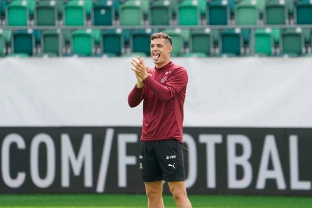 Sport Themen der Woche KW23 Sport Bilder des Tages Fussball - St. Gallen, Schweiz: Abschusstraining Nationalteam Schweiz. Training vor dem letzten Testspiel gegen Österreich im Kybunpark. SUI, AUT, Freundschaftsspiel, UEFA EURO, EM, Europameisterschaft,Fussball 2024, Nati Suisse: Granit Xhaka mit ausgestreckter Zunge, Gestik, Mimik, Spass St. Gallen Kybunpark Schweiz *** Football St Gallen, Switzerland Kick-off training national team Switzerland training before the last test match against Austria in Kybunpark SUI, AUT, friendly match, UEFA EURO 2024, Nati Suisse Granit Xhaka with outstretched tongue, gestures, facial expressions, fun St Gallen Kybunpark Switzerland Copyright: xJoeranxSteinsiekx