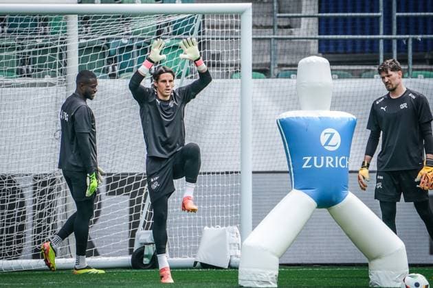 Football St Gallen, Switzerland National team Switzerland training before the last test match against Austria in Kybunpark SUI, AUT, friendly match, UEFA EURO 2024, Nati Suisse goalkeeper Yann Sommer with Yvon Landry Mvogo Nganoma and Gregor Kobel St Gallen Kybunpark Switzerland Copyright: xJoeranxSteinsiekx