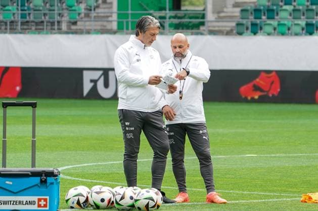 Soccer St Gallen, Switzerland Kick-off training national team Switzerland training before the last test match against Austria in Kybunpark SUI, AUT, friendly match, UEFA EURO 2024, Nati Suisse national coach Murat Yakin writes, studies, reads, contemplates, observes, decides on the pitch with co-coach Giorgio Contini St Gallen Kybunpark Switzerland Copyright: xJoeranxSteinsiekx