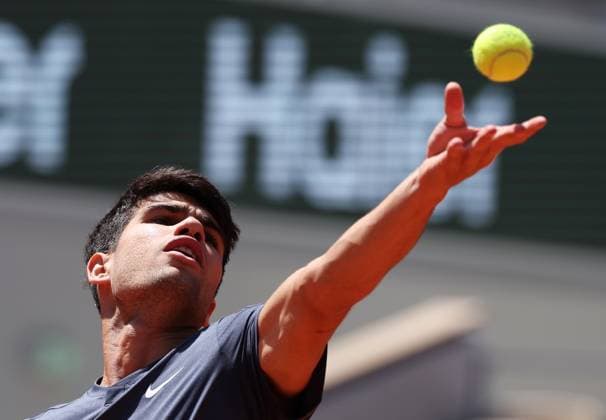Sport Bilder des Tages (240607) -- PARIS, June 7, 2024 -- Carlos Alcaraz serves during the men s singles semifinal between Carlos Alcaraz of Spain and Jannik Sinner of Italy at the French tennis tournament at Roland Garros in Paris, France, June 7, 2024. ) (SP)FRANCE-PARIS-TENNIS-FRENCH OPEN-MEN S SINGLES GaoxJing 