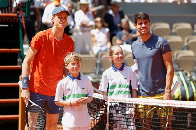 L R Jannik Sinner and Carlos Alcaraz pose at the net before the start of the match, semi-final, Semi Final Tennis French Open 2024 Roland Garros Paris France 7 June 2024 Copyright: xJuergenxHasenkopfx