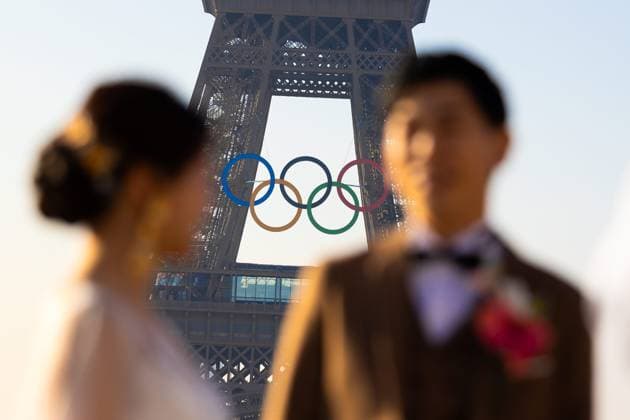 Sport Themen der Woche KW23 Sport Bilder des Tages Installation of the olympic rings on the Eiffel Tower Alexis Sciard IP3; Paris, France, June 7, 2024 - Newlyweds prepare to pose in front of the Eiffel Tower, after the installation of the Olympic rings on the tower for the upcoming Paris 2024 Olympic Games, Olympische Spiele, Olympia, OS JO, JO PARIS, PARIS 24, PARIS, EIFFEL TOWER, TOUR EIFFEL, JEUX OLYMPIQUES, ANNEAUX, ANNEAUX OLYMPIQUES, JO 2024  Copyright: xIP3xPRESS MAXPPPxAlexisxSciardx IP3ASCI24060734 IP3ASCI24060734