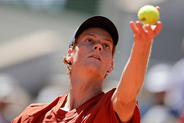 07 06 2024, Tennis, French Open 2024 Roland Garros, FRA, Paris, Men™s Singles Court Philippe Chatrier SEMIFINALS Carlos Alcaraz Spain Jannik Sinner Italy Picture from left , Jannik Sinner Italy makes a serve Copyright: HMBxMedia AntonioxBorga