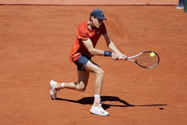 07 06 2024, Tennis, French Open 2024 Roland Garros, FRA, Paris, Men™s Singles Court Philippe Chatrier SEMIFINALS Carlos Alcaraz Spain Jannik Sinner Italy Picture from left, Jannik Sinner Italy plays a backhand Copyright: HMBxMedia AntonioxBorga