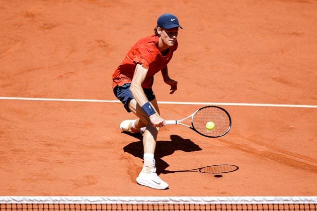 07 06 2024, Tennis, French Open 2024 Roland Garros, FRA, Paris, Men™s Singles Court Philippe Chatrier SEMIFINALS Carlos Alcaraz Spain Jannik Sinner Italy Picture from left, Jannik Sinner Italy plays a backhand Copyright: HMBxMedia AntonioxBorga