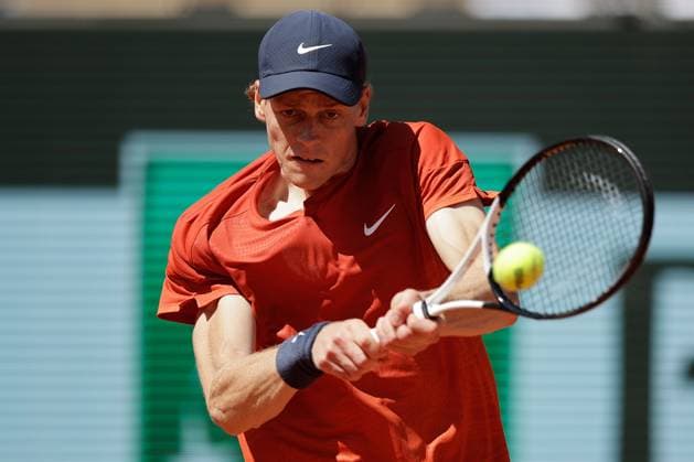 07 06 2024, Tennis, French Open 2024 Roland Garros, FRA, Paris, Men™s Singles Court Philippe Chatrier SEMIFINALS Carlos Alcaraz Spain Jannik Sinner Italy Picture from left, Jannik Sinner Italy plays a backhand Copyright: HMBxMedia AntonioxBorga