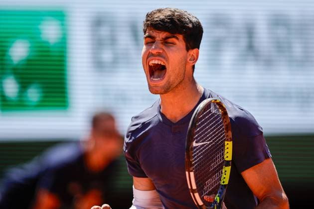 07 06 2024, Tennis, French Open 2024 Roland Garros, FRA, Paris, Men™s Singles Court Philippe Chatrier SEMIFINALS Carlos Alcaraz Spain Jannik Sinner Italy Picture from left , Carlos Alcaraz Spain screams with joy, cheers Copyright: HMBxMedia AntonioxBorga