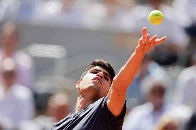 07 06 2024, Tennis, French Open 2024 Roland Garros, FRA, Paris, Men™s Singles Court Philippe Chatrier SEMIFINALS Carlos Alcaraz Spain Jannik Sinner Italy Picture from left , Carlos Alcaraz Spain makes a serve Copyright: HMBxMedia AntonioxBorga