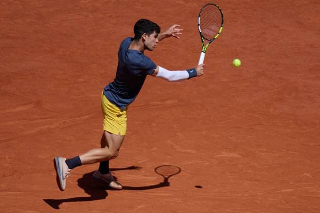 (240607) -- PARIS, June 7, 2024 -- Carlos Alcaraz hits a return during the men s singles semifinal between Carlos Alcaraz of Spain and Jannik Sinner of Italy at the French tennis tournament at Roland Garros in Paris, France, June 7, 2024. ) (SP)FRANCE-PARIS-TENNIS-FRENCH OPEN-MEN S SINGLES MengxDingbo 
