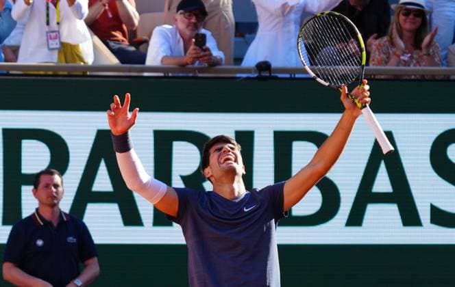 Carlos Alcaraz celebrates winning his five set semi final over Jannik Sinner French Open Tennis, Day 13, Tennis, Roland Garros, Paris, France - 07 June 2024  Copyright: xJavierxGarcia Shutterstockx 14523806ay