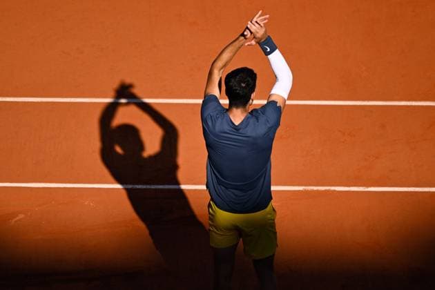 Carlos Alcaraz ( Espagne ) celebrates his match victory against Jannik Sinner ( ITA ) during the 2024 French Open at Roland Garros on June 7, 2024 in Paris, France. ( Photo by federico pestellini panoramic ) - TENNIS : Roland Garros 2024 - Internationaux de France - 07 06 2024 FedericoPestellini Panoramic 