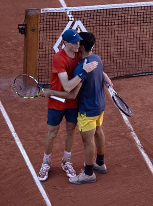 Jannik Sinner of Italy hugs Carlos Alcaraz of Spain French Open Tennis, Day 13, Tennis, Roland Garros, Paris, France - 07 June 2024  Copyright: xEllaxLing Shutterstockx 14523807bc
