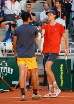 Jannik Sinner ITA congratulates the winner Carlos Alcaraz ESP , Emotion, Semifinal, Semi Final Tennis French Open 2024 Roland Garros Paris France 7 June 2024 Copyright: xJuergenxHasenkopfx