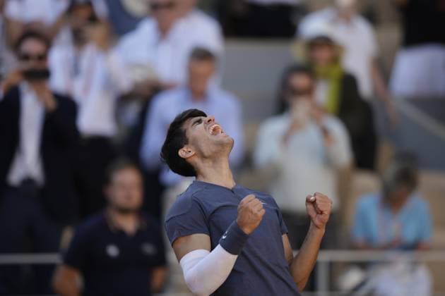 07 06 2024, Tennis, French Open 2024 Roland Garros, FRA, Paris, Men™s Singles Court Philippe Chatrier SEMIFINALS Carlos Alcaraz Spain Jannik Sinner Italy Picture from left , Carlos Alcaraz Spain cheers after the victory, thanks the fans, thanks, thanks Copyright: HMBxMedia AntonioxBorga