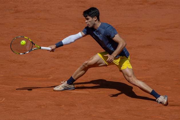 2024 French Open - Day 13 Carlos Alcaraz is returning the ball against Jannik Sinner at the Roland Garros Grand Slam Tournament in Paris, France, on June 7, 2024. Paris Italy  Copyright: xRobertxSzaniszlox originalFilename:szaniszlo-notitle240607_np0O6.jpg